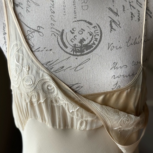 TAHARI 100% Silk Camisole Dress & Slip (6) Note: a few small nicks on rear hem - Picture 7 of 13